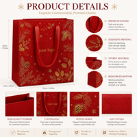 Sac cadeau de Noël rouge avec impression étoiles et motifs de sapin et de houx dorés, poignées en ruban gros-grain, sacs en papier personnalisés avec logo pour les fêtes, OEM