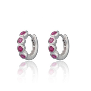 LOZRUNVE Italiano Pequeño Bisel Color Rubí CZ Huggie Pendientes de aro Joyas 925 Plata - Product Image 4