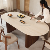Table à manger ovale Tara et pieds texturés en colonne romaine créant une harmonie saisissante. Chaque courbe et chaque détail sont soigneusement conçus