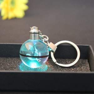 พวงกุญแจคริสตัลโปเกบอลไฟ LED สำหรับของขวัญคริสต์มาส พวงกุญแจคริสตัลโปเกบอล - Product Image 4