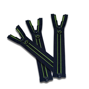 سحاب ملابس مخصص بالجملة من المصنع بخيط خياطة أخضر مزدوج 5 #   سحاب نايلون أسود بقفل تلقائي مفتوح الطرفين - Product Image 6