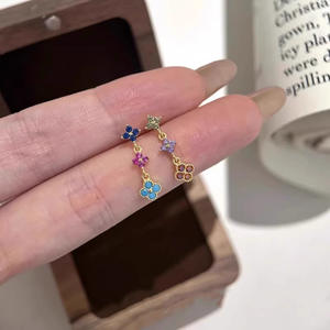 Petit livre rouge, même style, zircon coloré, trèfle à quatre feuilles, pompon, Kevlar, électroplaqué, luxe léger, haut de gamme, élégant, pour femme - Product Image 4