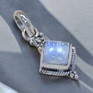 Precio al por mayor joyería Rainbow Moonstone Vintage Look colgantes finos de plata esterlina - Product Image 1