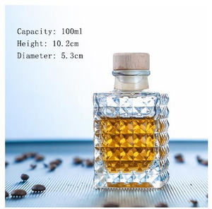 Proveedor de botellas de vidrio de chupito con logotipo grabado elegante de 100ml, botella de vidrio reciclable de forma personalizada para ron, ginebra, whisky, vodka, Tequila - Product Image 6