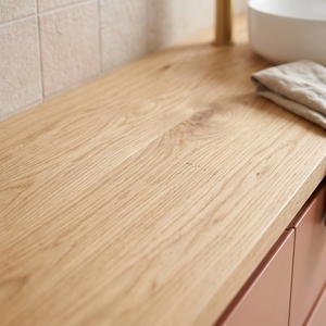 Meuble-lavabo de salle de bain nordique terreux, finition terre cuite mate, comptoir en bois, lavabo en céramique minimaliste, mobilier moderne au design chaleureux - Product Image 3