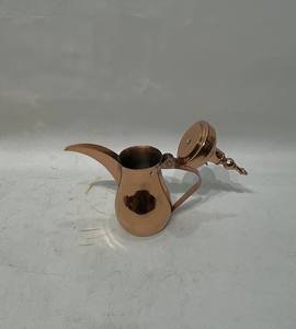 Elegante tetera y cafetera de estilo árabe hecha de acero inoxidable de alta calidad con un lujoso acabado en cobre. - Product Image 1