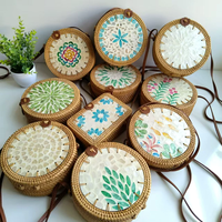 Женская сумка из ротанга