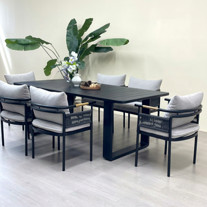 Ensemble de salle à manger d'extérieur moderne pour six personnes avec structure en métal noir, dossier en rotin et coussins gris clair, mobilier de jardin - Product Image 3