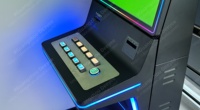 Cabinet de jeu d'habileté personnalisé 43 "C moniteur incurvé comptoir/debout machine de jeu d'habileté avec imprimante et option d'accepteur de factures