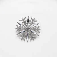 Broche de luxe multifonctionnelle en alliage de zinc, motif flocon de neige, faite à la main, électroplaquée, pour la fixation et la décoration des vêtements