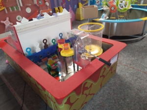 Équipement de <span class=keywords><strong>jeu</strong></span> d'eau doux intérieur pour enfants imitant <span class=keywords><strong>les</strong></span> <span class=keywords><strong>pompiers</strong></span> éteignant <span class=keywords><strong>les</strong></span> incendies pour une utilisation scolaire - Product Image 4