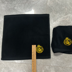 Ucuz 30*30cm beyaz siyah salon kare nakış logosu ile küçük pamuk el havluları kafa bandı