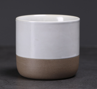 Tasse à café moderne en céramique saisie à la main avec design bicolore Texture grossière sur la moitié inférieure Option de logo personnalisé durable