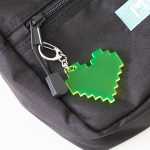 Llavero de acrílico transparente con diseño minimalista de corazón de píxeles, ecológico, para deportes y como adorno para bolso. - Product Image 5