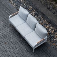 Ensemble moderne et simple de canapé-lit d'extérieur en aluminium avec table basse, finition grain de bois, pour parc, balcon, cour, jardin, hôtel
