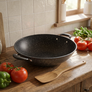 Padella Wok in Ghisa da 32cm con Rivestimento in Pietra Maifan Antiaderente, Doppio Manico, per Cucina Domestica e Ristorante - Product Image 1