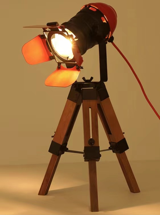 アンティーク調　サーチライト　フロアライト　木製三脚 Amazon.co.jp : シアター アンティーク サーチライト 航海 木製