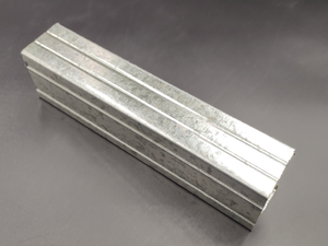 Trouvez des profilés et rails en acier similaires, des canaux métalliques et des canaux à fentes pour la construction de murs et de plafonds. - Product Image 1
