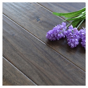 Suave de hoja grande Acacia Grey diseñado pisos de roble - Product Image 1