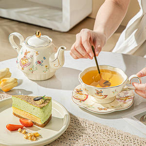Juego de té con borde dorado de lujo para un juego de tetera de porcelana y platillo, juego de regalo de té británico para mujer - Product Image 6