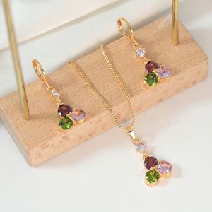 Parure de <span class=keywords><strong>bijoux</strong></span> plaqué or 18 carats avec zircon cubique et cristal grenat, comprenant des boucles d'oreilles pendantes et un collier pendentif, pour femme, élégante, pour mariage - Product Image 3