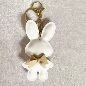 Porte-clés en cuir tendance avec pendentif lapin de dessin animé mignon et nœud papillon, motif animal populaire - Product Image 5
