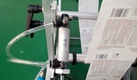 Machine d'impression d'étiquettes de bouteilles d'eau rondes, Machine d'impression de codes à barres Semi-automatique pour bouteilles cosmétiques de shampoing