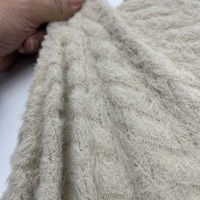 Tissu tricoté extensible en nylon beige, élasthanne, fil plumeux et fausse fourrure de lapin jacquard, idéal pour les hauts, les vêtements d'extérieur et le bricolage automne-hiver