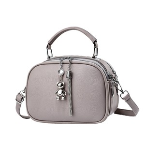Petit sac carré simple avec breloque ours, sac à bandoulière léger pour un usage quotidien, blanc cassé, printemps 2024 - Product Image 5