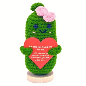 Poupées en crochet Positive Pickle avec cœur, pour le soutien émotionnel, cadeaux en crochet en forme de légumes positifs, cadeau fait main pour le soutien émotionnel - Product Image 1