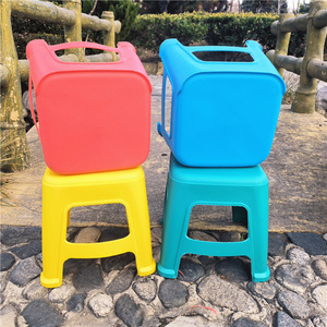 Tabouret carré en plastique épais pour enfants, repose-pieds de salle de bain pour enfants de 3 ans et plus, matériau PP de couleur mixte, 25x28cm - Product Image 1