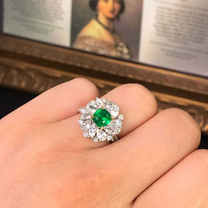 Bague et pendentif convertible en émeraude du Panjshir, Afghanistan, 0,95 ct, or 18 carats avec diamants d'Afrique du Sud et saphirs blancs - Product Image 2