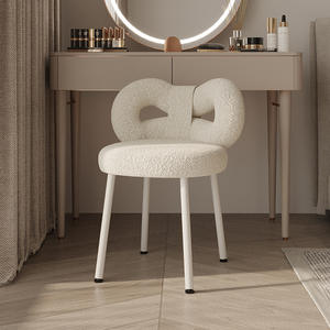Silla de tocador de diseño color crema, estilo moderno minimalista, taburete de tocador con adorno de lazo y lana de cordero, para dormitorio o maquillaje. - Product Image 1