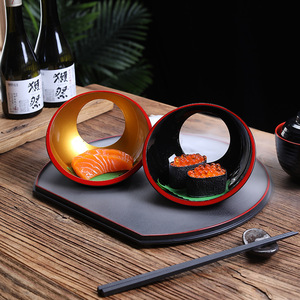 Juego de tazones de sushi estilo japonés en negro y dorado con ribete rojo para uso en hoteles y restaurantes. - Product Image 1