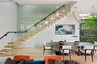 Escalier Flottant Moderne en Acier Carbone à Poutre Unique avec Escalier Droit en Bois de Hêtre et Garde-Corps en Verre pour Villa et Appartement (Usage Intérieur)