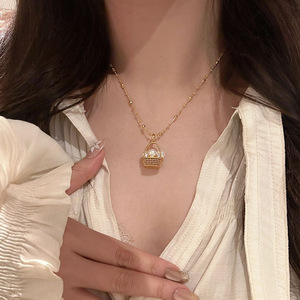 Collier pendentif pour femme Little Red Books Viral Magic-link, motif panier de fleurs en diamant et perle, en bambou plaqué or, sportif et écologique - Product Image 3