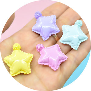 Superventas: Dijes de resina de base plana con forma de almohada Macaron Cloro Star para accesorios de miniatura de casa de muñecas, material hecho a mano para manualidades con pegamento en crema DIY - Product Image 1