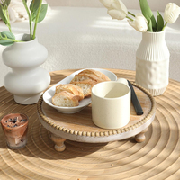 Plateau rond en bois avec support vertical en forme de tuyau de style farmhouse et bords perlés pour la décoration. Support de présentation pour cupcakes en papier.