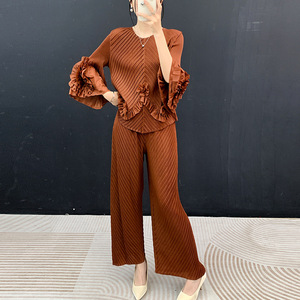 ชุดจีบพลีท Miyake สไตล์ใหม่สำหรับฤดูใบไม้ผลิ/ฤดูร้อน เสื้อคอโอแขนยาว + กางเกงลำลองขายาวระดับข้อเท้า ชุดสองชิ้นทรงหลวม - Product Image 1