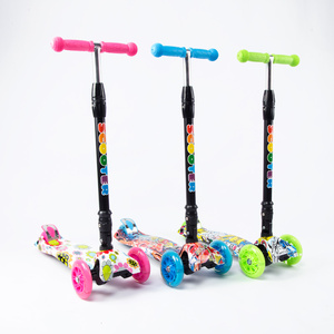 Skuter Mini Anak Roda Empat Desain Grafiti Baru dengan Roda PU, Tinggi Dapat Disesuaikan untuk Usia 3-7 Tahun - Product Image 2