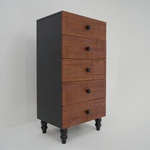 <span class=keywords><strong>Coffre</strong></span> en <span class=keywords><strong>bois</strong></span> vintage à cinq tiroirs : motifs sculptés complexes, rangement rétro pour chambre à coucher et salon avec boutons noirs et pieds tournés - Product Image 5