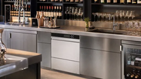 Lave-vaisselle professionnel encastrable sous comptoir avec lave-verres intégré, nettoyage automatique à haute température, certifié CE