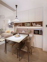 Griffloses, maßgefertigtes Esszimmer-Sideboard mit gehärteten Glasweinregalen für schmale Essbereiche in Studios
