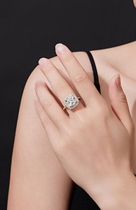 Nouveauté 2026 : Bague pour femme en argent sterling S925, avec pierre centrale taille coussin et moissanite pavée en halo, luxe léger - Product Image 4