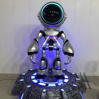 Grande sculpture d'astronaute robot en fibre de verre, statue d'art sur le thème spatial futuriste pour musée des sciences avec lumière LED