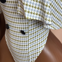 Ensemble deux pièces formel pour femme : Blazer cape vintage à carreaux et body moulant à coupe haute