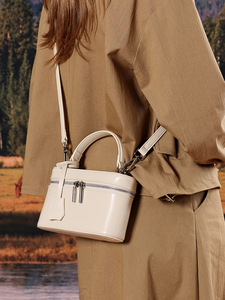 Sac de toilette minimaliste en cuir de vachette premium avec poignée supérieure, sac à bandoulière rigide de luxe pour femme, pochette blanche - Product Image 2