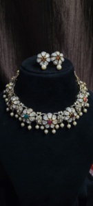 Conjunto de collar de flores Jadau de Hyderabad con piedras Navratan y gotas de perlas. - Product Image 4