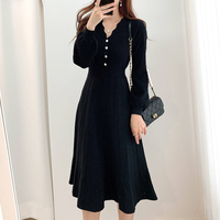Robe midi en maille plissée élégante et personnalisée pour femme, col en V festonné, demi-fermeture boutonnée, taille cintrée, idéale pour les trajets quotidiens