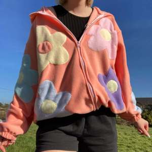 Sudadera con capucha de hockey para mujer con cremallera, bordado de parches florales, forro polar, 100% algodón, con bolsillo, corte regular - Product Image 3